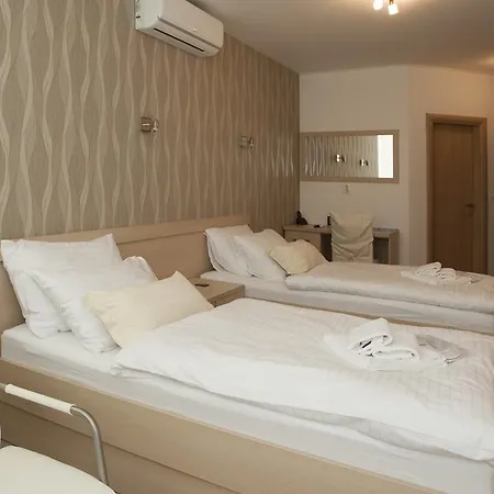 Cro Jet Set Apartment Split