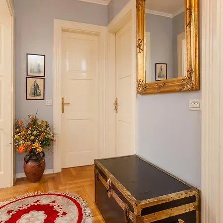 Cro Jet Set Apartment Split