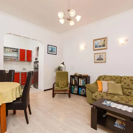 Cro Jet Set Apartment Split