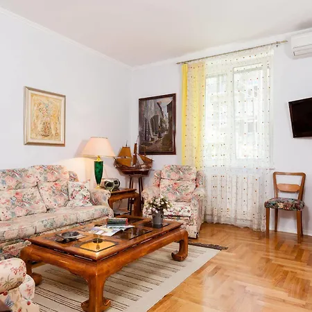 Cro Jet Set Apartment Split