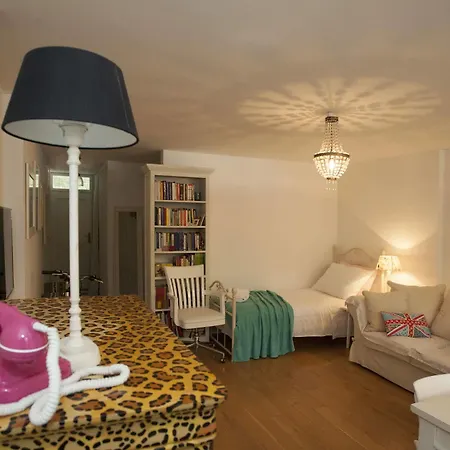Cro Jet Set Apartment Split