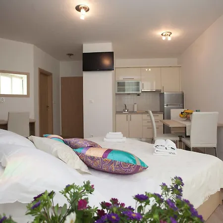 Cro Jet Set Apartment