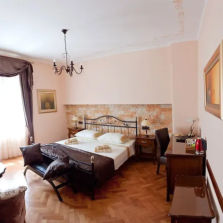 Cro Jet Set Apartment Split