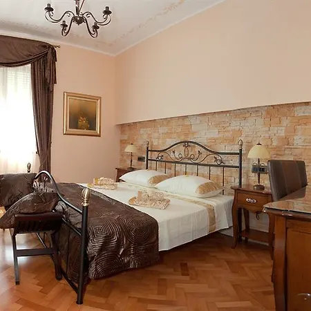 Cro Jet Set Apartment Split